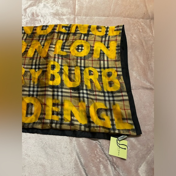 Nwt Burberry “PRINT” Pashmina 100%silk - Picture 7 of 12